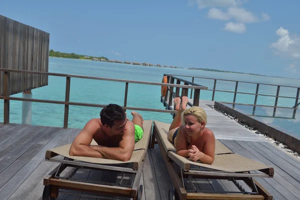 Feliz jovem casal em férias de verão se divertir e relaxar — Fotografia de Stock