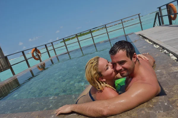 Feliz pareja joven en las vacaciones de verano divertirse y relajarse —  Fotos de Stock