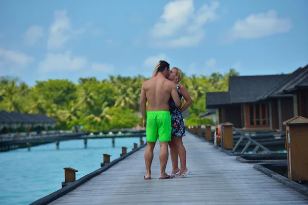 Gelukkige jonge paar op zomervakantie plezier hebben en ontspannen — Stockfoto