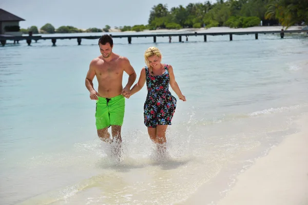 Gelukkige jonge paar op zomervakantie plezier hebben en ontspannen — Stockfoto