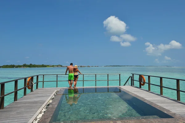 Gelukkige jonge paar op zomervakantie plezier hebben en ontspannen — Stockfoto