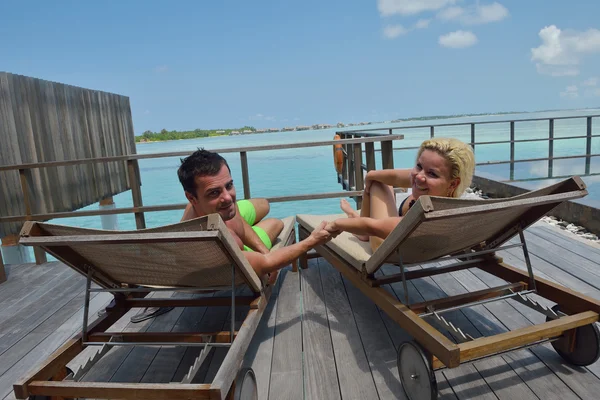 Heureux jeune couple pendant les vacances d'été s'amuser et se détendre — Photo