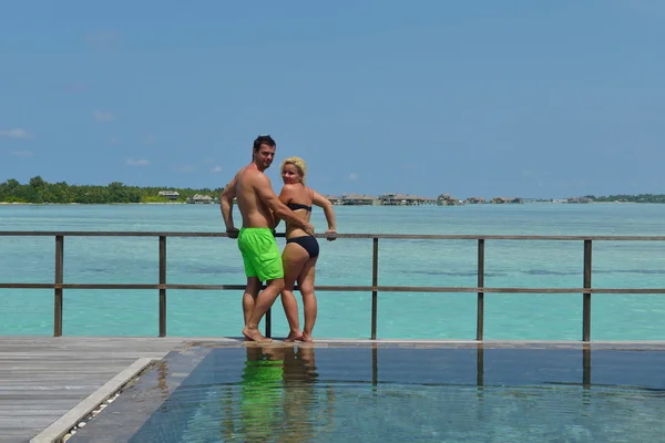 Feliz jovem casal em férias de verão se divertir e relaxar — Fotografia de Stock