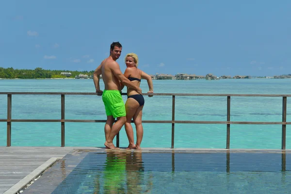 Feliz jovem casal em férias de verão se divertir e relaxar — Fotografia de Stock