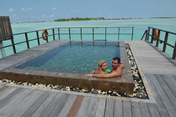 Feliz jovem casal em férias de verão se divertir e relaxar — Fotografia de Stock