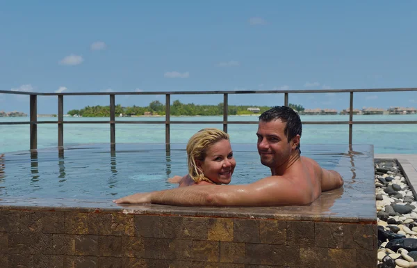 Feliz jovem casal em férias de verão se divertir e relaxar — Fotografia de Stock