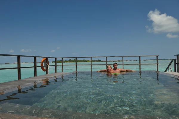 Feliz pareja joven en las vacaciones de verano divertirse y relajarse — Foto de Stock