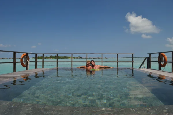 Feliz pareja joven en las vacaciones de verano divertirse y relajarse — Foto de Stock