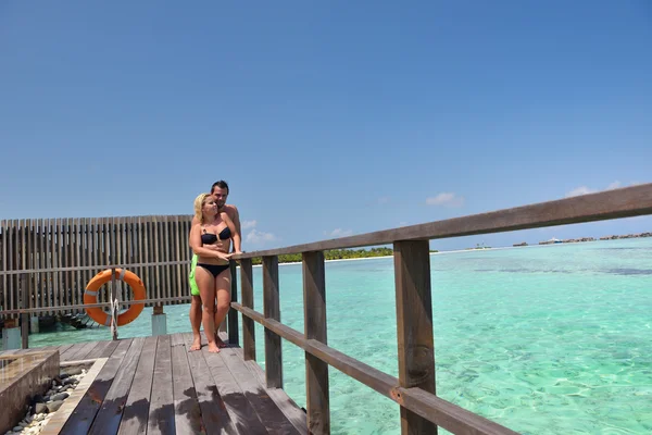 Feliz pareja joven en las vacaciones de verano divertirse y relajarse — Foto de Stock