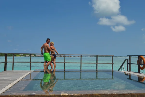 Heureux jeune couple pendant les vacances d'été s'amuser et se détendre — Photo