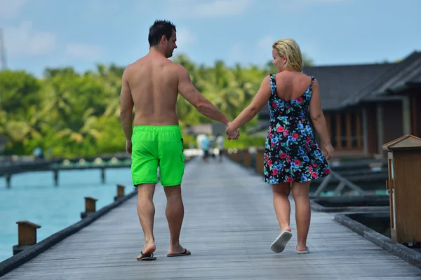 Gelukkige jonge paar op zomervakantie plezier hebben en ontspannen — Stockfoto