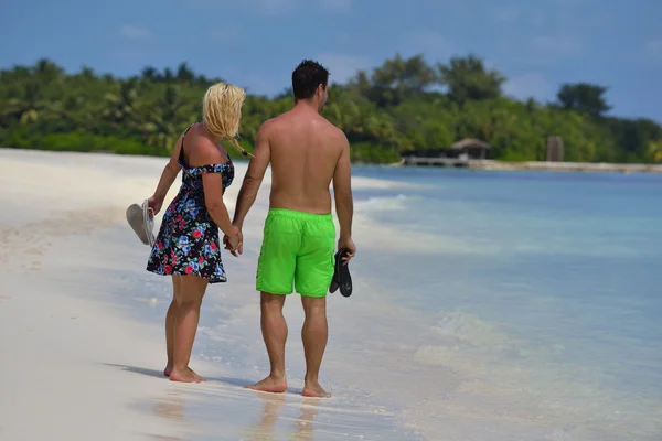 Gelukkige jonge paar op zomervakantie plezier hebben en ontspannen — Stockfoto