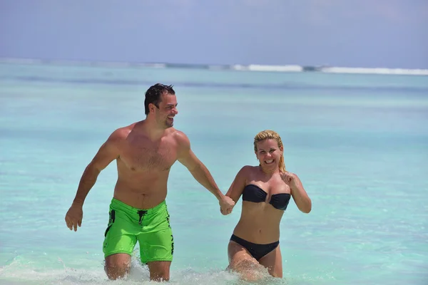 Feliz jovem casal em férias de verão se divertir e relaxar — Fotografia de Stock