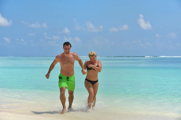 Feliz jovem casal em férias de verão se divertir e relaxar — Fotografia de Stock