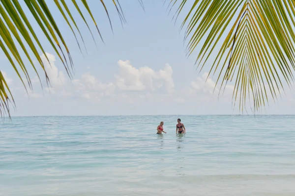 Felice giovane coppia in vacanza estiva divertirsi e rilassarsi — Foto Stock