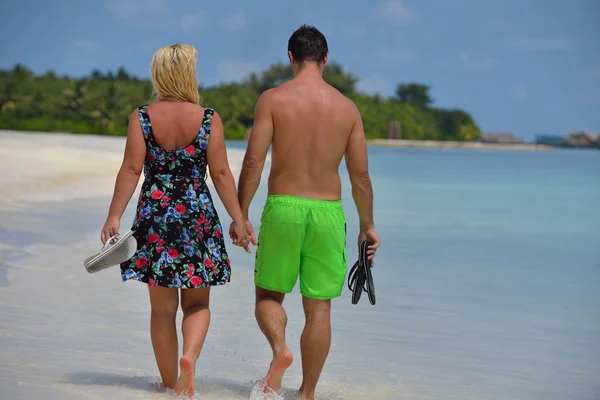 Feliz pareja joven en las vacaciones de verano divertirse y relajarse —  Fotos de Stock