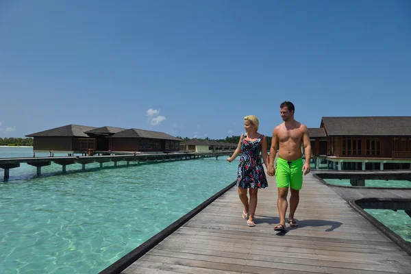 Feliz jovem casal em férias de verão se divertir e relaxar — Fotografia de Stock