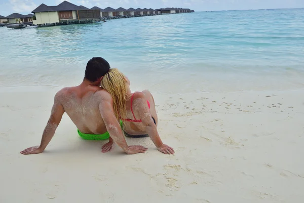 Felice giovane coppia in vacanza estiva divertirsi e rilassarsi — Foto Stock