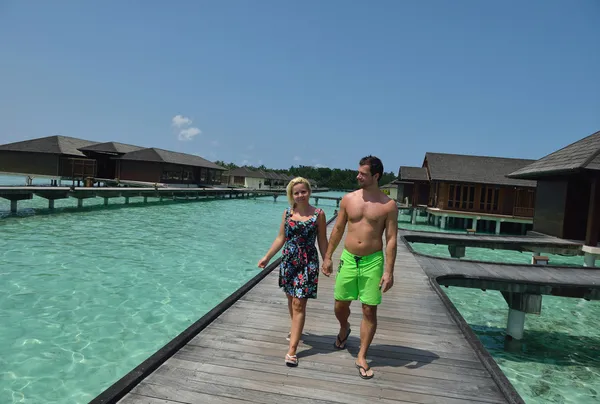 Feliz pareja joven en las vacaciones de verano divertirse y relajarse — Foto de Stock