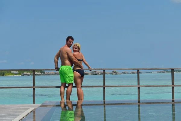 Feliz jovem casal em férias de verão se divertir e relaxar — Fotografia de Stock