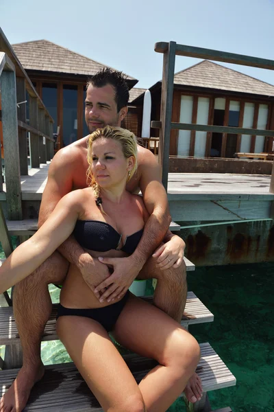 Heureux jeune couple pendant les vacances d'été s'amuser et se détendre — Photo