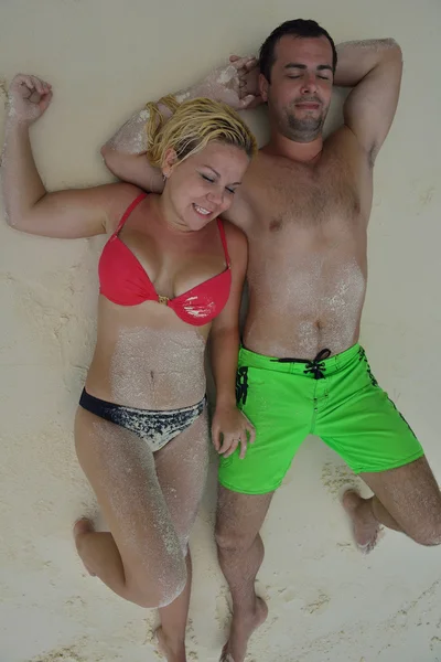 Счастливая молодая пара на летних каникулах веселится и отдыхает — стоковое фото