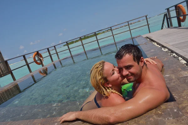 Feliz jovem casal em férias de verão se divertir e relaxar — Fotografia de Stock