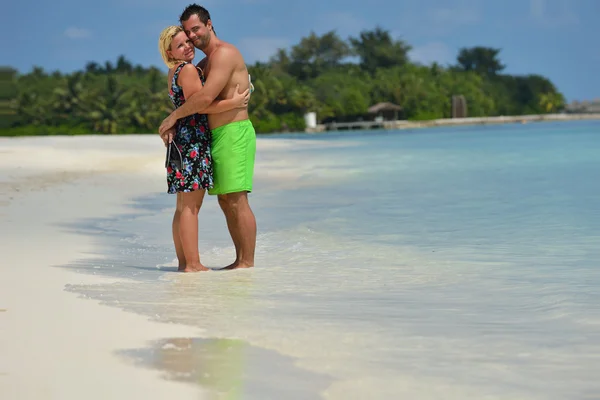 Glückliches junges Paar im Sommerurlaub Spaß haben und entspannen — Stockfoto