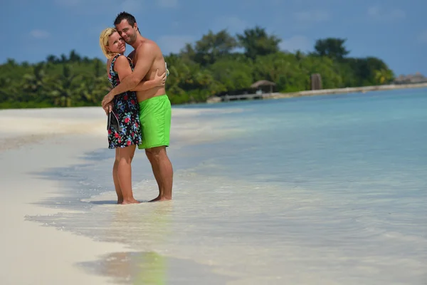 Feliz pareja joven en las vacaciones de verano divertirse y relajarse —  Fotos de Stock