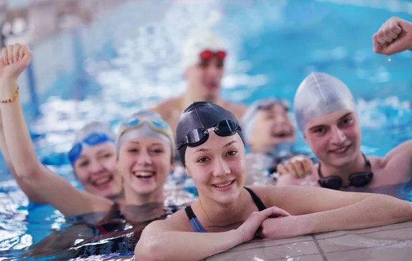 Feliz grupo adolescente en la piscina —  Fotos de Stock