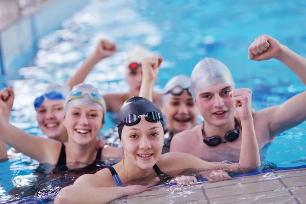 Grupo adolescente feliz na piscina — Fotografia de Stock