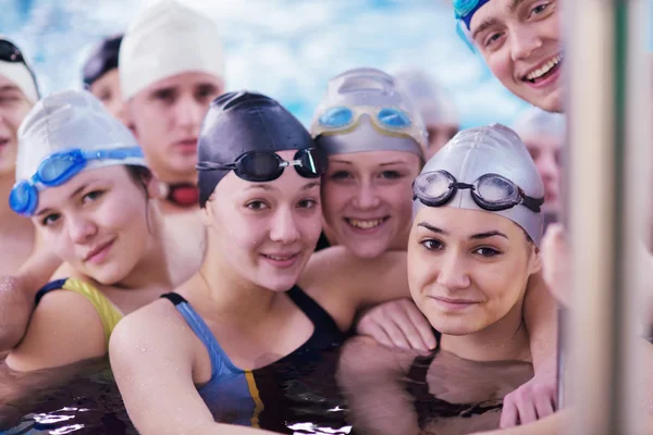 Gelukkig tiener groep bij zwembad — Stockfoto