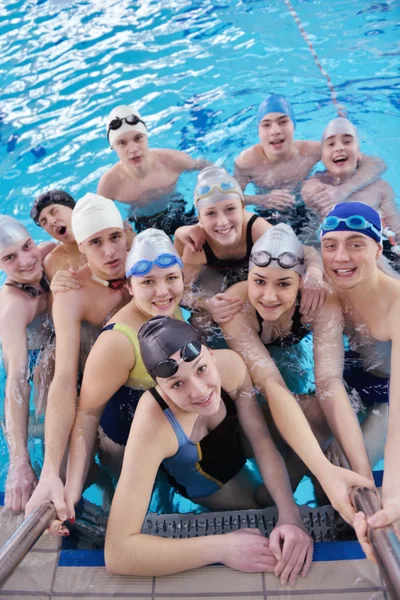 Grupo adolescente feliz na piscina — Fotografia de Stock