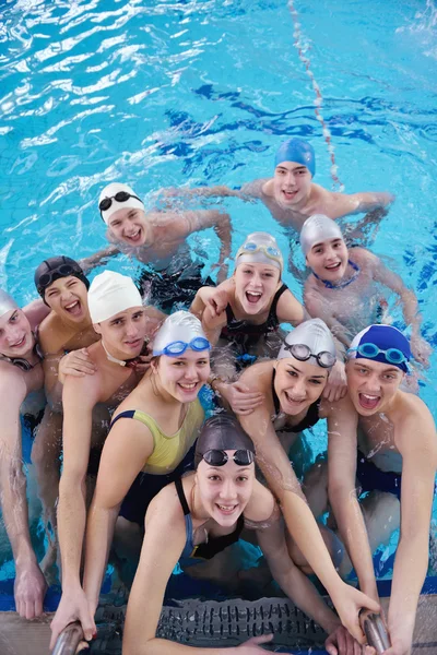 Grupo adolescente feliz na piscina — Fotografia de Stock