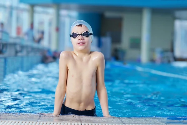 Gelukkig kind op zwembad — Stockfoto