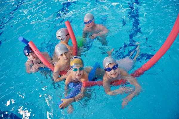 Группа счастливых детей у бассейна — стоковое фото