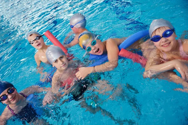 De gelukkige kinderen groep bij zwembad — Stockfoto