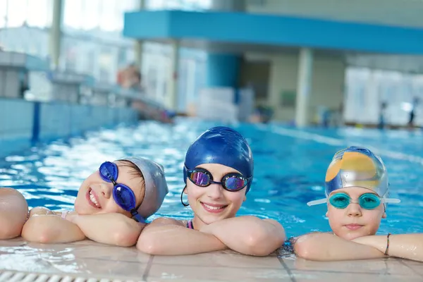 Heureux groupe d'enfants à la piscine — Photo