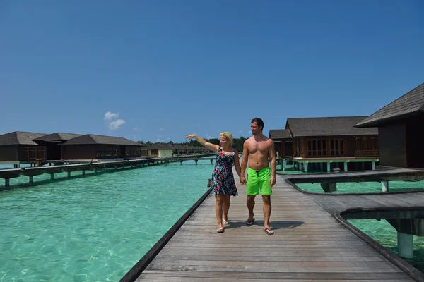 Gelukkige jonge paar op zomervakantie plezier hebben en ontspannen — Stockfoto