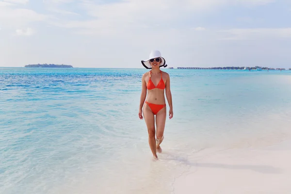 Beautiful gril on beach have fun — Stock Photo, Image