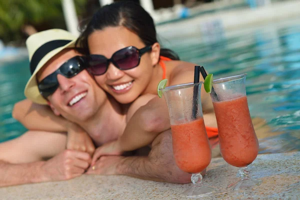 Happy young couple have fun on beach — Stock Photo, Image