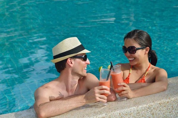 Heureux jeune couple avoir du plaisir sur la plage — Photo