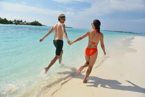 Heureux jeune couple avoir du plaisir sur la plage — Photo