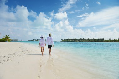 Mutlu genç çift sahilde iyi eğlenceler.