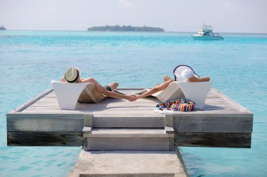 Mutlu genç çift sahilde iyi eğlenceler.