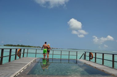 yaz tatili mutlu genç çifte eğlence ve bea sakin ol