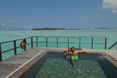 yaz tatili mutlu genç çifte eğlence ve bea sakin ol