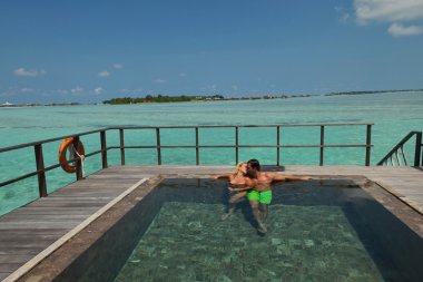 yaz tatili mutlu genç çifte eğlence ve bea sakin ol