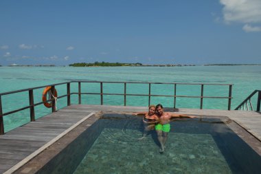 yaz tatili mutlu genç çifte eğlence ve bea sakin ol