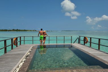 yaz tatili mutlu genç çifte eğlence ve bea sakin ol